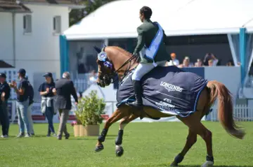 Cavalier irlandais CSO victorieux, portant une médaille et une couverture Longines FEI Jumping Nations Cup sur son cheval.