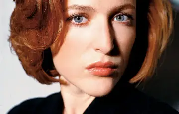 Gillian Anderson, ikona kina i seriali, z intensywnym spojrzeniem. Jej role w filmach i programach na zawsze zapisały się w historii.