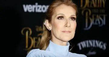 Celine Dion, znana z walki z zespołem sztywności, na premierze "Pięknej i Bestii".