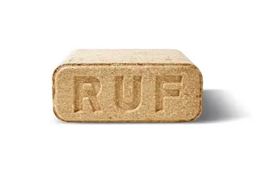 Brykiet z trocin z wytłoczonym napisem RUF. To oznacza, że jest to produkt firmy RUF, specjalizującej się w produkcji brykietów.