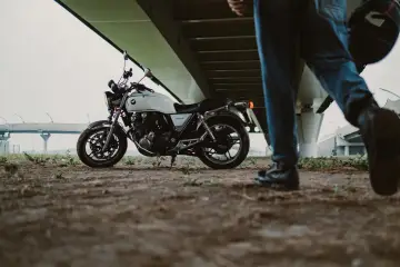 Motocykl CB1100 pod mostem, gotowy do jazdy dla posiadacza prawa jazdy A2.