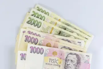 Kupujesz w Czechach? Zobacz, jaka waluta w Czechach jest używana – korony czeskie na banknotach 1000 i 2000.