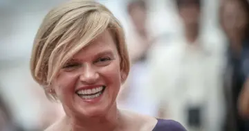 Uśmiechnięta Katarzyna Figura, znana z wielu polskich filmów, w zbliżeniu.