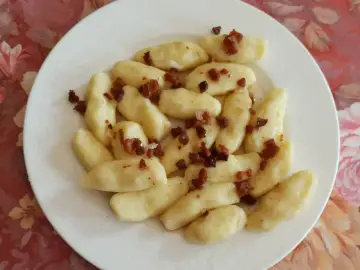 Pyszne kopytka posypane skwarkami. Wiesz, ile gotować kopytka, by były idealne?