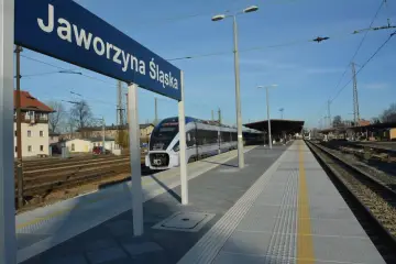 Nowoczesny pociąg na peronie dworca PKP Jaworzyna Śląska.