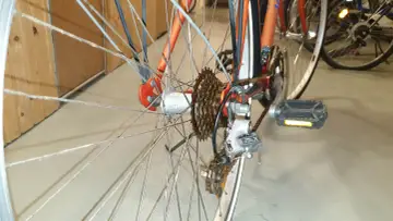 Detaljbild av cykelns bakhjul med kassett och växel. Förbereder för att byta bakhjul på cykeln med 3 växlar.