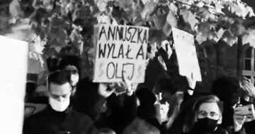 Tłum ludzi na proteście, jeden z transparentów głosi: "ANNUSZKA WYLAŁA OLEJ". Nawiązanie do "Mistrza i Małgorzaty".
