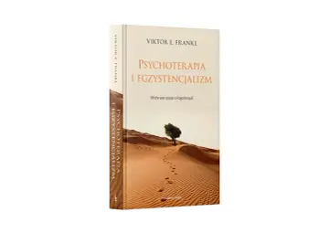 Książka Viktora E. Frankla "Psychoterapia i egzystencjalizm" z pustynnym krajobrazem na okładce. Ścieżka ludzkich kroków prowadzi do samotnego drzewa, symbolizując poszukiwanie sensu.