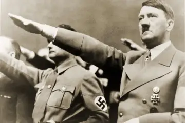 Hitler i inni członkowie nazistowskiej partii pozdrawiają w geście symbolizującym faszyzm.