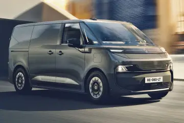 Nowoczesny Renault Trafic w ruchu. Zastanawiasz się, jaki silnik wybrać? Ten elektryczny model oferuje cichą jazdę.