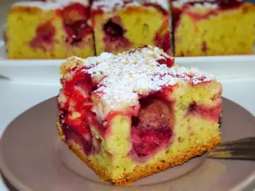 Pyszne ciasto ucierane z truskawkami z olejem, posypane cukrem pudrem. Idealne na deser!
