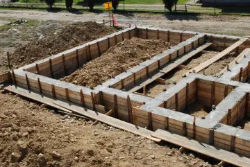 Zbrojenie ławy fundamentowej 40x60 w drewnianym szalunku, gotowe do zalania betonem.