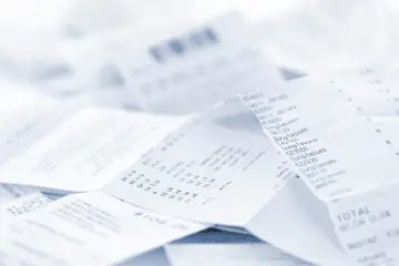 Stos paragonów z Lidla, w tym z zakupionymi okularami przeciwsłonecznymi.