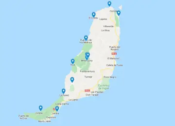 Mapa Fuerteventury z zaznaczonymi punktami turystycznymi i nazwami miejscowości.