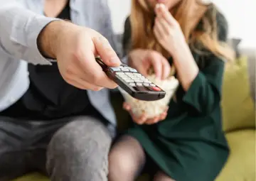 Para kto nie musi płacić abonamentu rtv, wieczór z pilotem i popcornem to idealny czas na relaks.