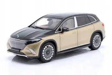 Złoty Mercedes-Maybach EQS SUV z czarnym dachem i eleganckimi felgami, prezentujący luksus i nowoczesność.