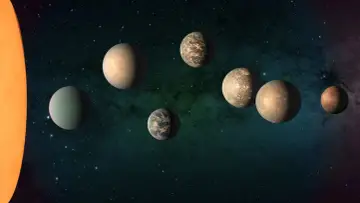 Wielka, pomarańczowa gwiazda oświetla grupę różnorodnych planet skalistych na tle gwiezdnego nieba.