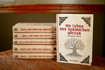 Bücherstapel mit Titeln über nordische Götter, Runen und Symbole. Ein Buch mit dem Titel "Die Lehre der nordischen Götter" steht vorne.