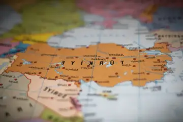 Mapa polityczna z zaznaczoną Turcją, krajem leżącym na granicy Azji i Europy.