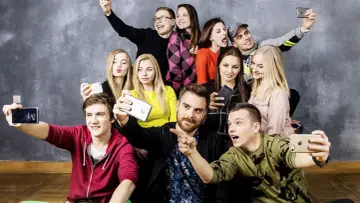 Grupa młodych ludzi, 19+ obsada, robi sobie selfie.