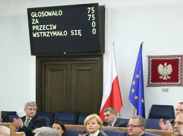 Ekran z wynikami głosowania w Sejmie/Senacie, flagi Polski i UE, godło Polski.