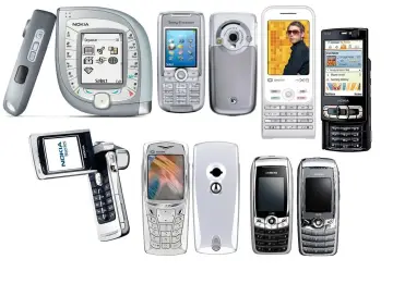Różnorodne telefony komórkowe, od klasycznych po smartfony, ukazują ewolucję technologii i historię telefonu.