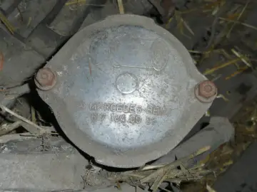 Metalowa osłona z napisem MERCEDES-BENZ 617 184 00 25. Może to być część poszukiwanego kodu silnika Mercedes W204.