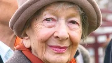Uśmiechnięta Wisława Szymborska w kapeluszu. Ciekawostki o noblistce.