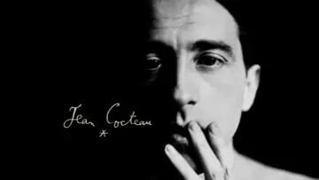 Primo piano di un volto illuminato da un lato, con la firma "Jean Cocteau" in corsivo. Un'immagine evocativa dei suoi film.