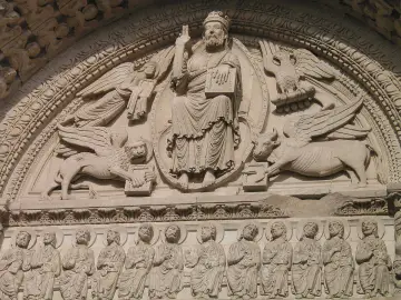Kamienna płaskorzeźba przedstawia Chrystusa z symbolami ewangelistów: lew (Marek), orzeł (Jan), anioł (Mateusz), wół (Łukasz). Poniżej siedzi dwunastu apostołów.