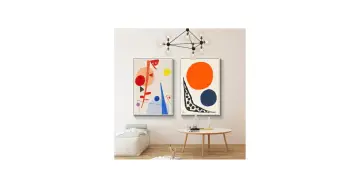 Deux tableaux abstraits, l'un avec un grand cercle orange et un bleu, l'autre avec des formes géométriques rouges et bleues.