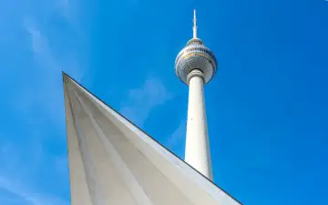 Wieża telewizyjna w Berlinie, z jej charakterystyczną kulą, góruje nad miastem. Warto kupić bilety online, by uniknąć kolejek.