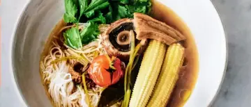 Aromatyczna zupa na wędzonce z makaronem, kolendrą, pieczarką, pomidorkiem i kukurydzą.