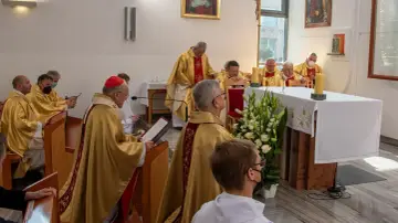 Uroczystość z udziałem duchownych w złotych szatach. W centrum kardynał w czerwonej czapce, trwa modlitwa do kardynała Stefana Wyszyńskiego.