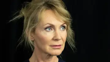 Portret Beaty Ścibakówny, aktorki znanej z wielu filmów, seriali i programów. Jej spojrzenie jest pełne wyrazu.