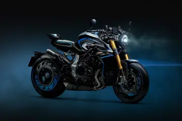 MV Agusta Rush w kolorze srebrno-niebieskim, z detalami z włókna węglowego i złotym zawieszeniem. Ten motocykl to prawdziwy potwór na drodze.
