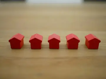 Pięć czerwonych domków na drewnianym tle. Symbolizują sprawiedliwość i porządek, jak w Naczelnym Sądzie Administracyjnym.