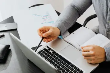 Analiza danych na wykresie i w notatniku. Czas na wycenę nieruchomości jest kluczowy.