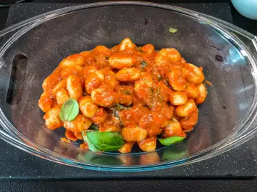 Pyszne gnocchi w sosie pomidorowym z bazylią. Idealny pomysł na obiad, gdy szukasz inspiracji, z czym podawać gnocchi.