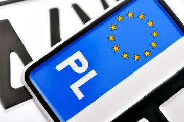 Polskie tablice rejestracyjne z symbolem UE. Zastanawiasz się, ile kosztuje przerejestrowanie samochodu?
