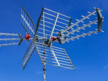 Antena naziemna na tle błękitnego nieba. Dowiedz się, jak sprawdzić sygnał z anteny naziemnej, by cieszyć się doskonałym obrazem.