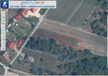 Widok z lotu ptaka na działki ewidencyjne w powiecie lubartowskim, widoczne budynki i pola. Dostępne przez geoportal powiatu lubartowskiego.