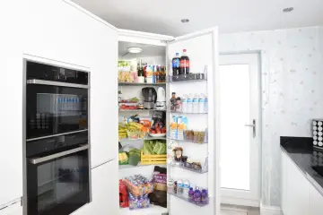 Lodówka pełna jedzenia, od napojów po warzywa. Uważaj na listeria, przechowuj żywność bezpiecznie.