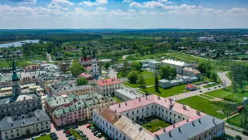 Zamość stare miasto z lotu ptaka. Kolorowe kamienice, ratusz i zieleń otaczają zabytkowe budowle.