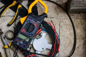 Strumenti elettrici, tra cui pinze e multimetro, pronti per imparare come spellare i cavi elettrici velocemente.