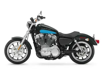 Harley-Davidson Sportster 883 w ciemnozielonym kolorze z błękitnym pasem na zbiorniku. Klasyczny motocykl gotowy na drogę.