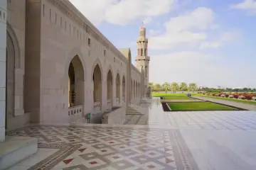 Piękny meczet w Omanie, z minaretem i zadbanym ogrodem. Czy Oman jest bezpieczny? Tak, to spokojny kraj.