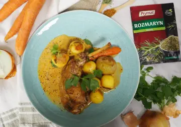 Pyszne udka z królika pieczone w piekarniku z ziemniakami i marchewką w sosie, doprawione rozmarynem.