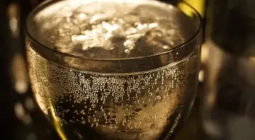 Szklanka z prosecco, gdzie bąbelki szybko znikają. Zastanawiasz się, dlaczego wino musujące prosecco traci bąbelki zaraz po nalaniu?