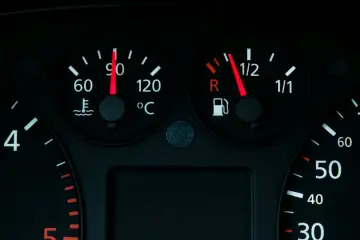 Wskaźnik temperatury silnika pokazuje 90°C. Dowiedz się, jak sprawdzić czujnik temperatury miernikiem, gdy wskazówka jest w tym miejscu.